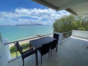 Stunning Beachfront Apartment Strátos
